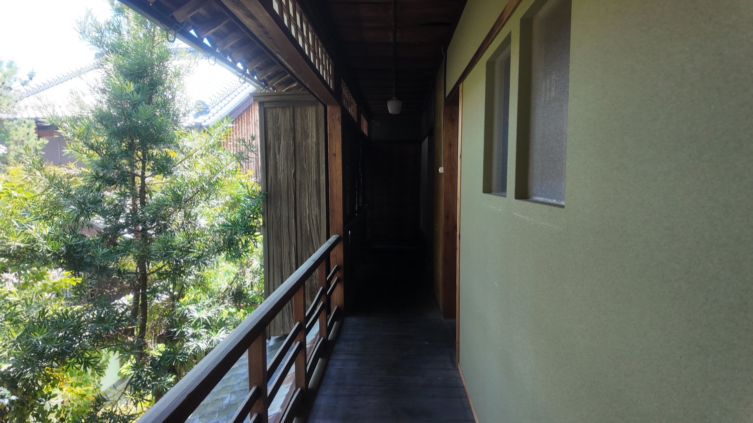 二階の縁側から望む庭。光と風がそのまま入る。