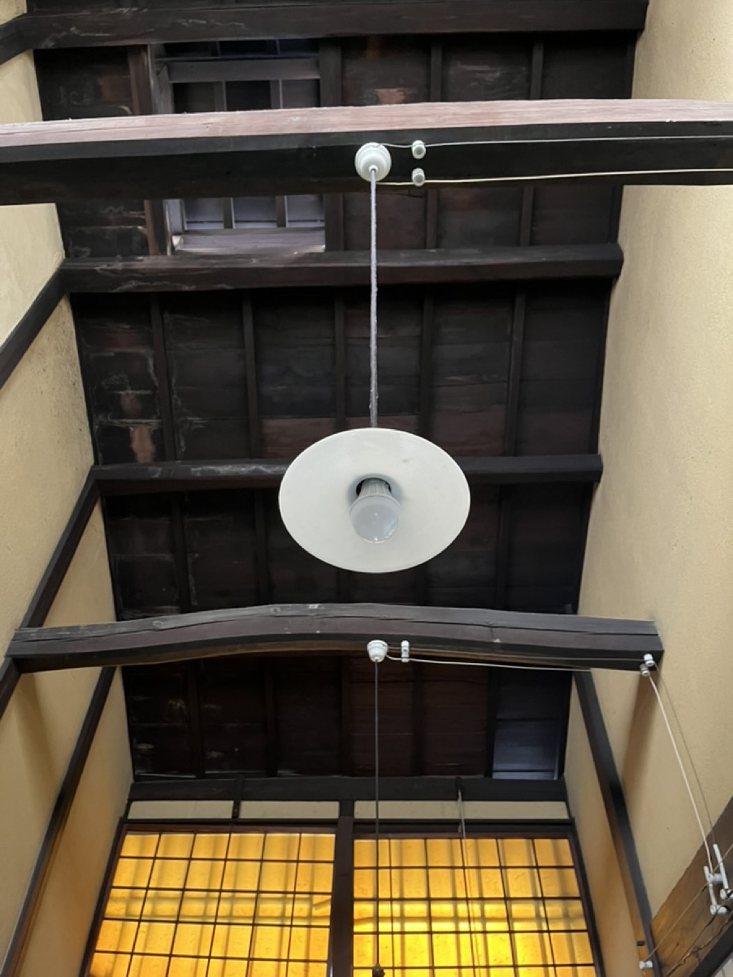 梁が幾重にも組まれた火袋。見上げると家の骨格が見える。
