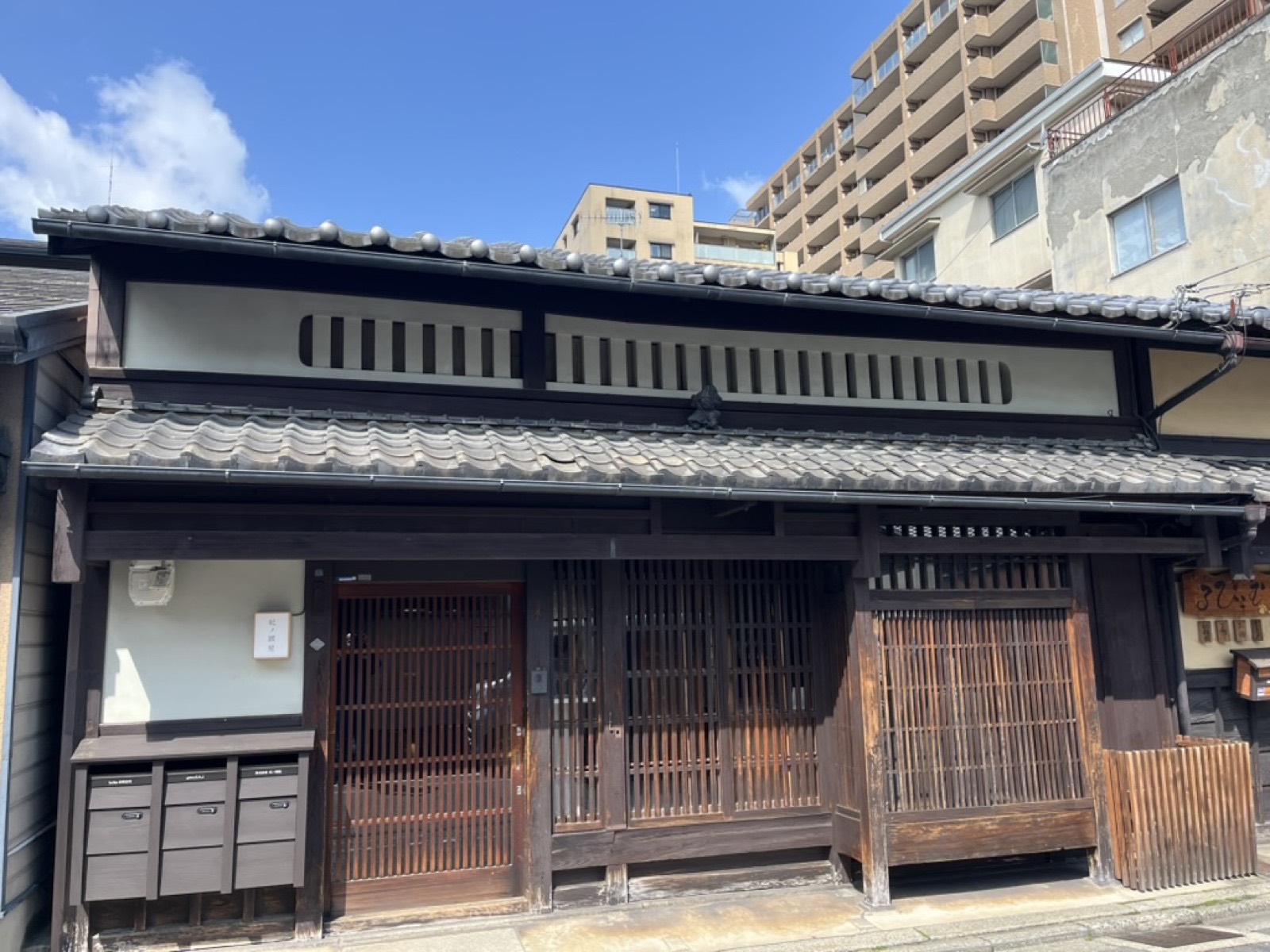 出格子と虫籠窓——京町家の表構えを読む
